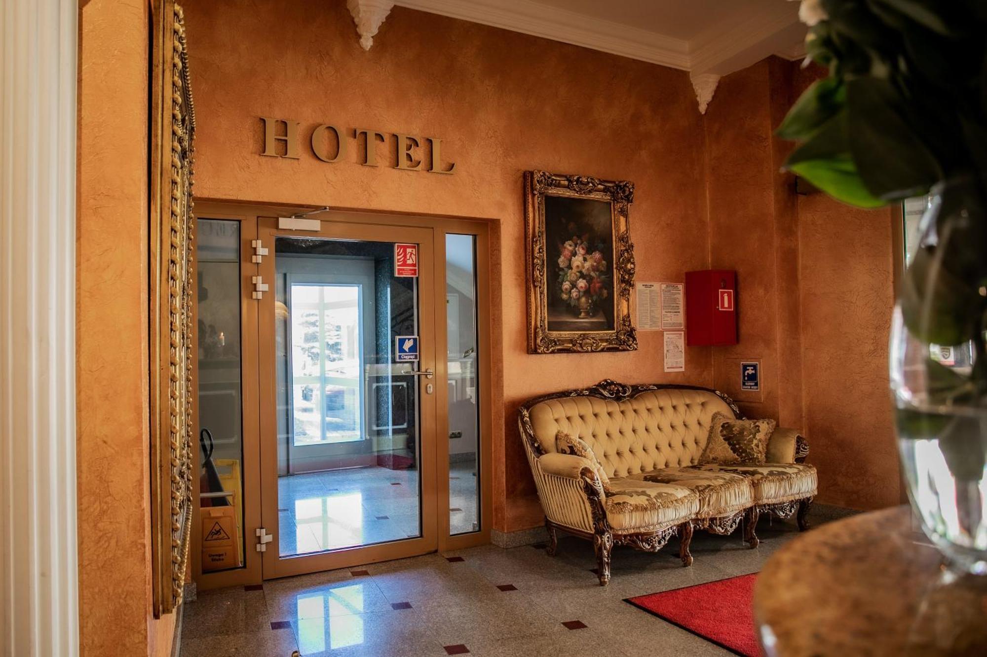 Olawian Hotel Olawa Bagian luar foto